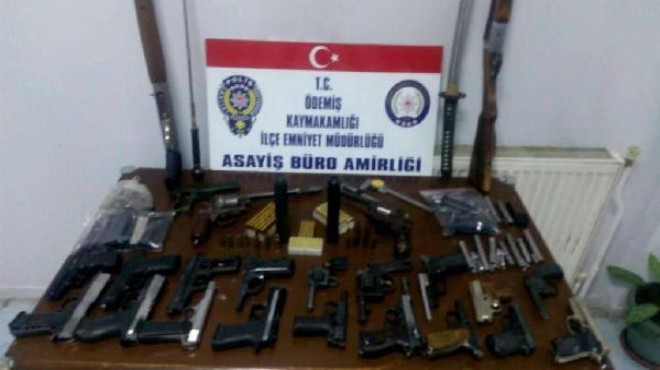 İzmir de silah operasyonu: Cephanelik gibi...