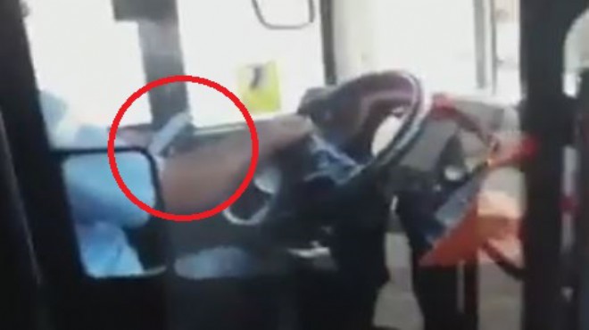 İzmir’de skandal görüntü: Trafik kasabı işbaşında!