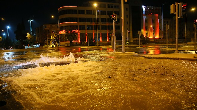 İzmir de su borusu patladı, yollar göle döndü!