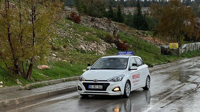 İzmir de sürücü adayları koronavirüs kurallarına uyarak sınava girdi