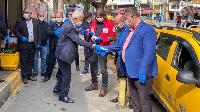 İzmir de taksicilere maske ve eldiven