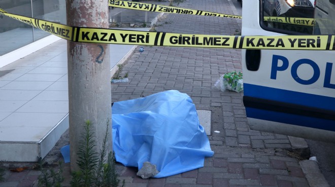 İzmir de talihsiz ölüm: Başını kaldırıma çarptı, can verdi...