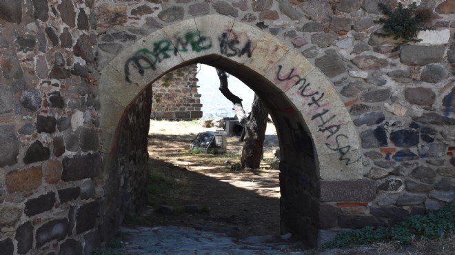 İzmir de tarihi ayıp: 2354 yıllık surları rezil ettiler!