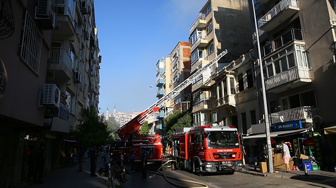 İzmir de tarihi binada yangın!