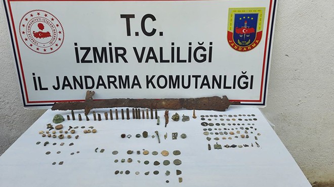 İzmir de tarihi eser operasyonu: 164 obje bulundu!