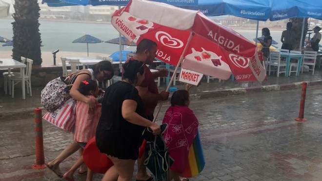 İzmir de tatilcilere yağmur sürprizi