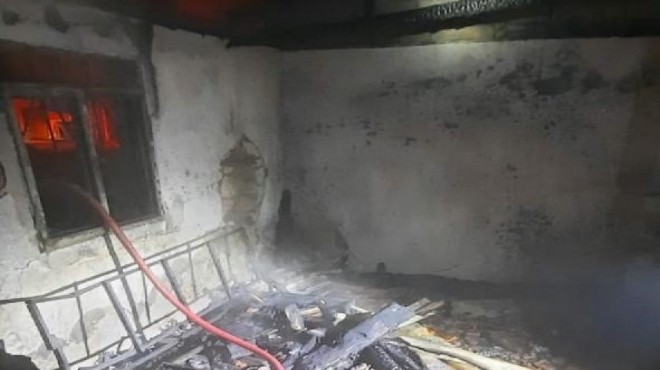 İzmir de tek katlı ev yanarak kül oldu