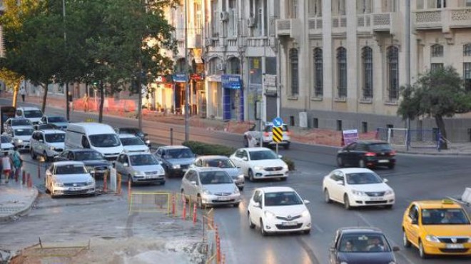 İzmir de tramvay çalışmaları trafiği etkiledi