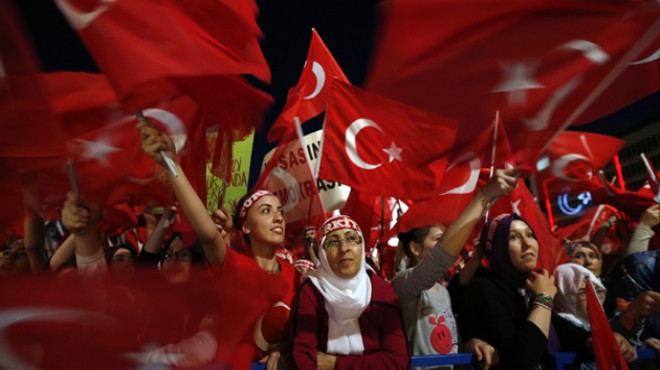 İzmir’de Türk Bayrağı yok satıyor!