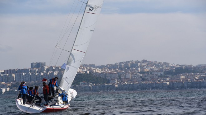 İzmir de üniversiteliler Körfez e yelken açtı