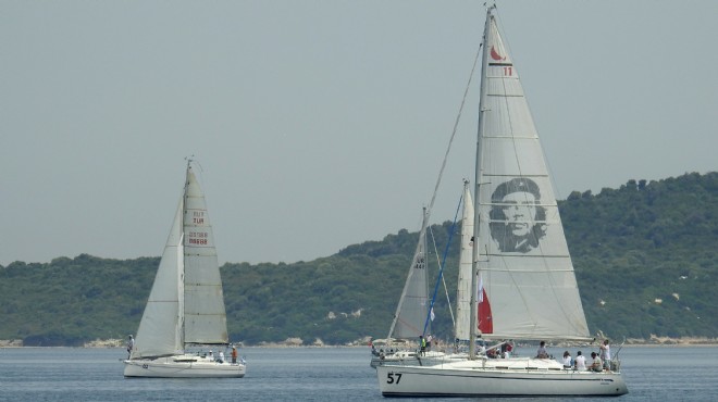 İzmir de üniversitelilerden yelkenlerle dev kapışma