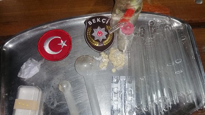 İzmir de uyuşturucu operasyonunda yakalanan 5 şüpheli tutuklandı