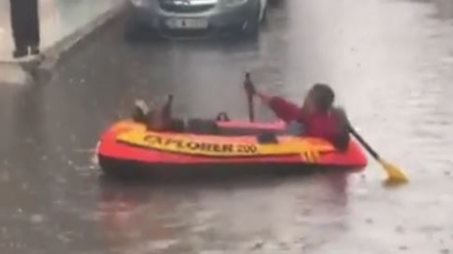 İzmir de 3 gündür evden çıkamayan vatandaş çıldırdı: Sel sularında rafting!