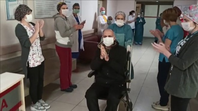 İzmir de virüsü yenen iki hasta alkışlarla hastaneden ayrıldı