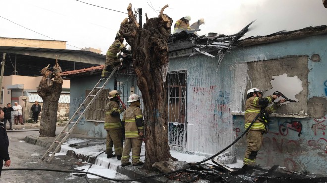 İzmir de yangın: Bina kül oldu!
