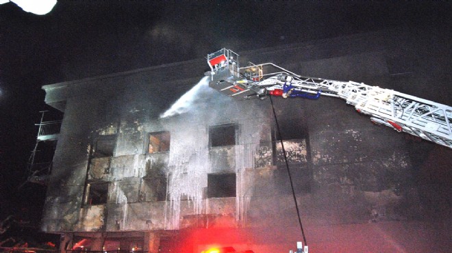 İzmir de yangın dehşeti: 4 katlı bina kül oldu!