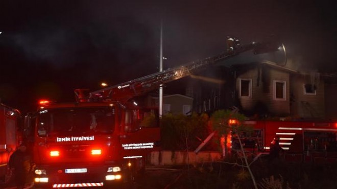 İzmir de yangın dehşeti: Villa küle döndü