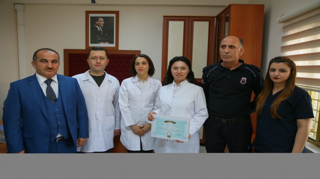 İzmir de  yılın doktoru  cezaevinden çıktı