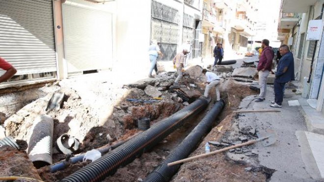 İzmir de yol çöktü... Binalar çatladı! Her an çökebilir!