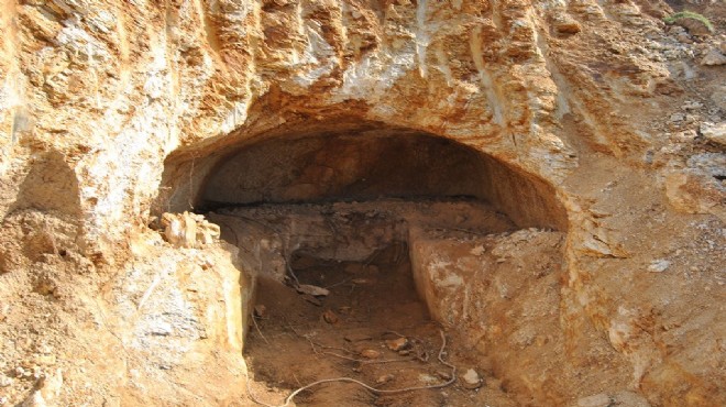 İzmir de yol yapımı sırasında kaya mezarı bulundu