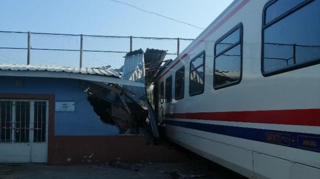 İzmir de yolcu treni işçilerin odasına çarptı: 1 yaralı