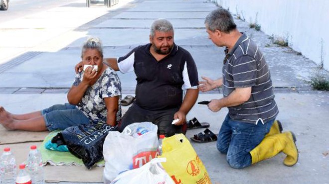 İzmir de yürek yakan dram: Kaldırımda yaşıyorlar