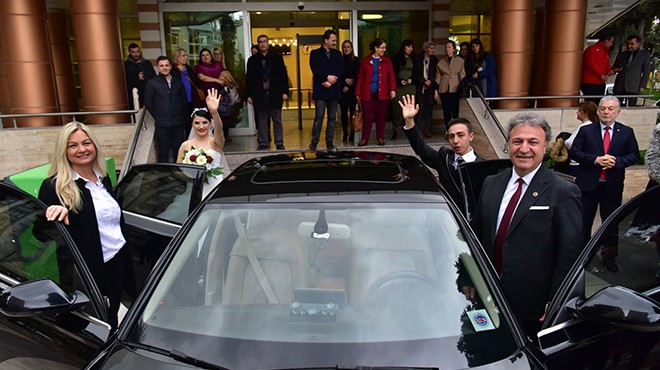 İzmir de yüzleri gülümseten olay: Makam aracı  gelin arabası  oldu