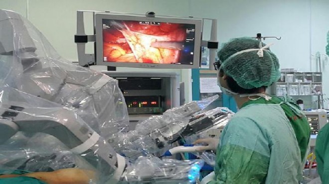 İzmir’deki ameliyatı 100 doktor canlı izledi!
