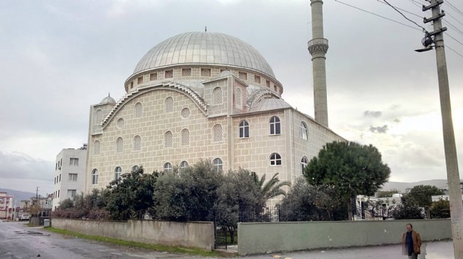 İzmir deki camide dehşet anları... Namaz başladı, boğazını kesti!