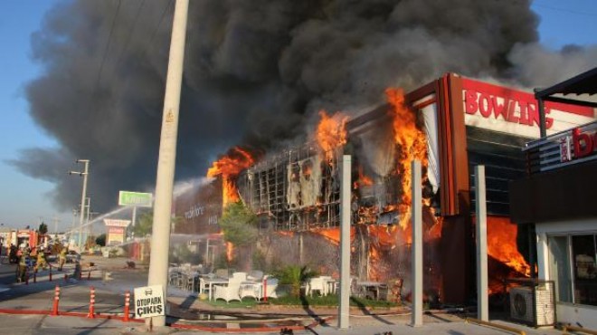 İzmir deki dev AVM de yangın paniği!