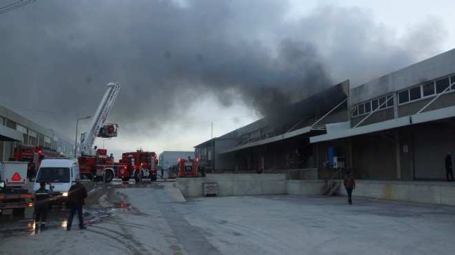 İzmir deki fabrikada yangın paniği!