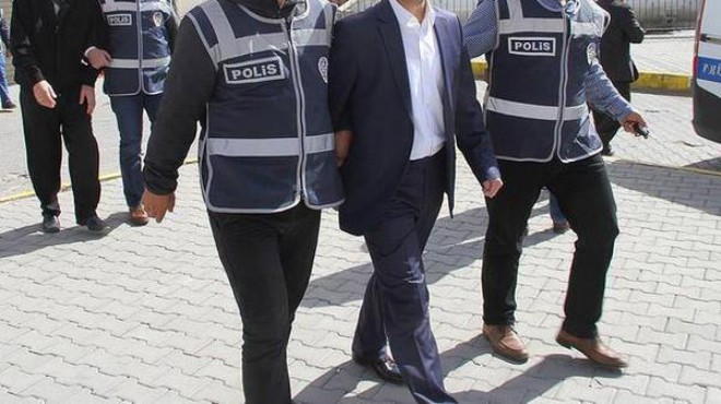 İzmir deki FETÖ operasyonuna 25 tutuklama