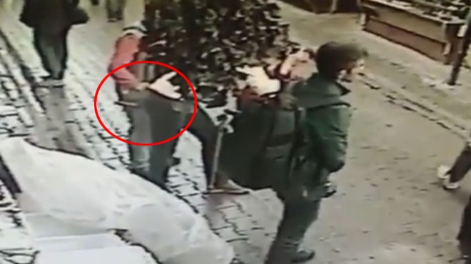 İzmir’deki hırsızlık kamerada: Turistin çantasından telefonu çaldı!