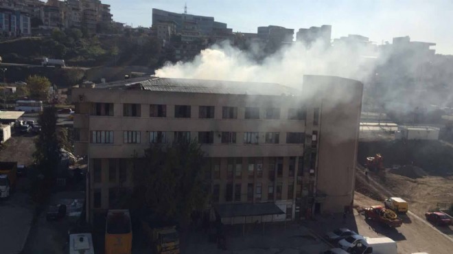 İzmir deki iş hanında yangın paniği
