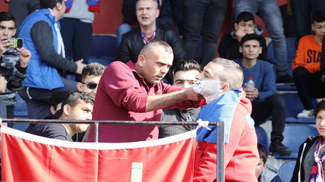 İzmir deki maçta tribünde traş oldu!