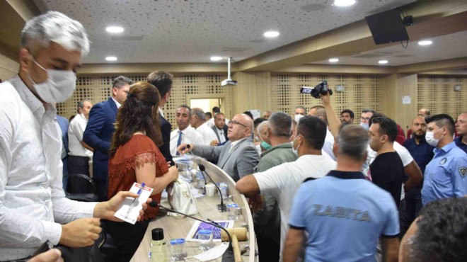 İzmir deki o mecliste  faaliyet raporu  şoku: CHP li başkana CHP li üyelerden veto!