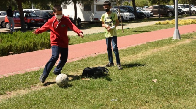 İzmir deki parklarda çocuklar gönüllerince vakit geçirdi