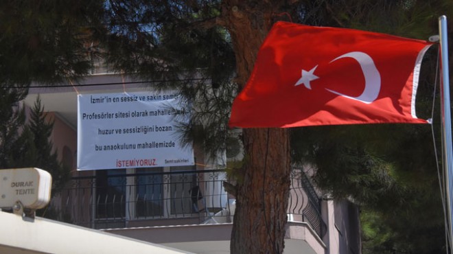 İzmir deki sitede tepki çeken pankart!