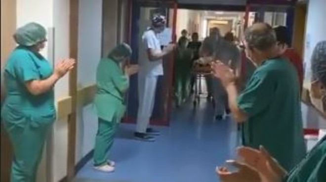İzmir den sevindirici haber! 70 yaş üstü 3 hasta alkışlarla taburcu edildi