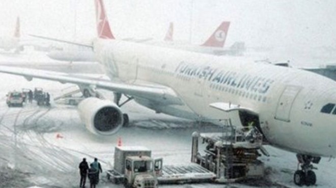 İzmir e geliyordu: Uçak sağa kaydı sefer iptal edildi!