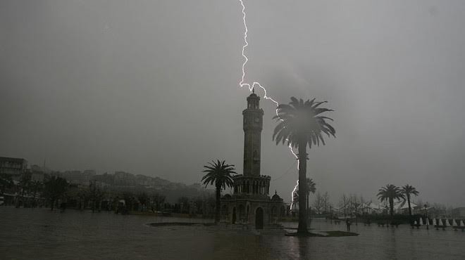İzmir e gökgürültülü sağanak geliyor: O saatlere dikkat!