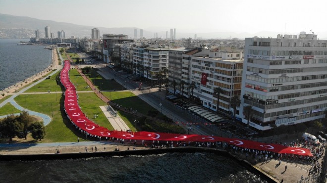 İzmir e yakışan kutlama: Yer kırmızı, gök beyaz!
