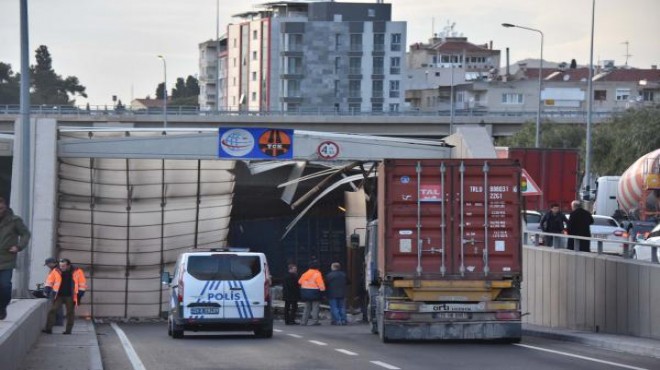 İzmir faciadan döndü: TIR köprünün bloklarına çarptı…