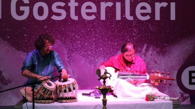 İzmir Fuarı nda  Hindustani müzik  dinletisi
