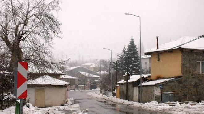 İzmir in 11 köyünde yollara kar engeli!