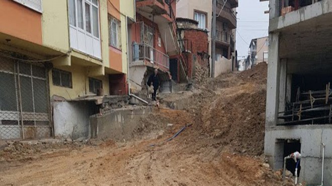 İzmir’in 2 mahallesinde toprak kayması paniği: O anlar kamerada!
