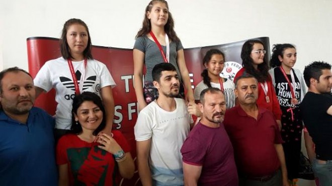 İzmir in altın kızı güreşte Türkiye şampiyonu!
