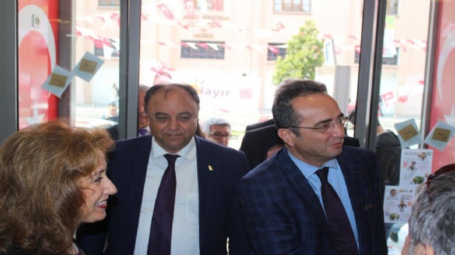 İzmir in Demokrasi Evi Tezcan ı ağırladı