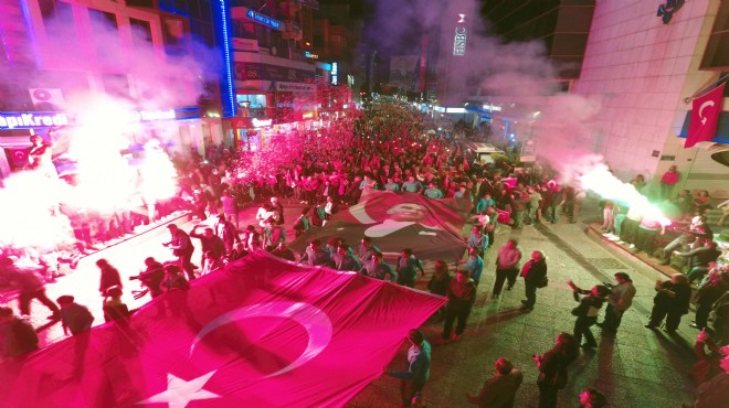 İzmir in dört bir yanında Cumhuriyet ateşi!