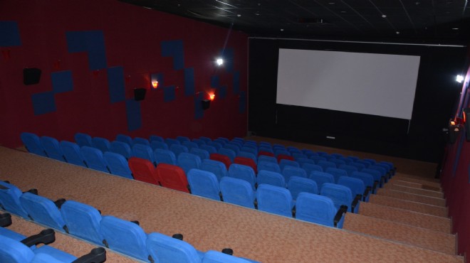 İzmir in en ucuz sineması: Belediye açtı, vizyon filmleri sahnede
